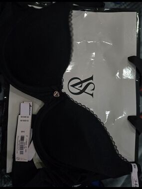 Victoria's Secret Black Lace-Trim T-Shirt Bra